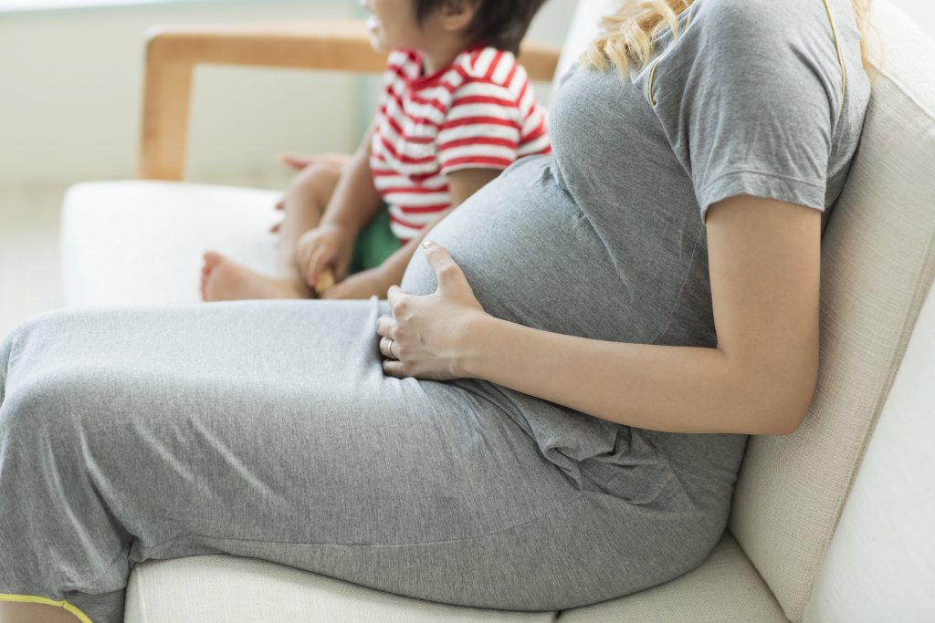 妊娠している女性