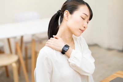 肩こりに悩む女性