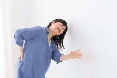 腰痛に悩む女性