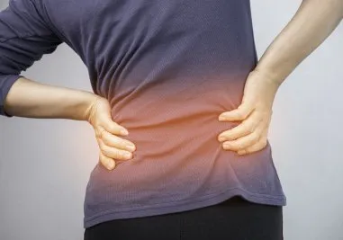 身体の使い方で腰痛になる女性