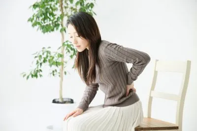 対処法がわからずずっと腰痛に悩む女性