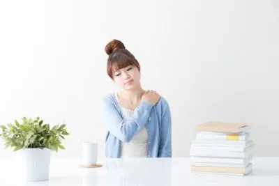 身体のゆがみで肩こりになった女性