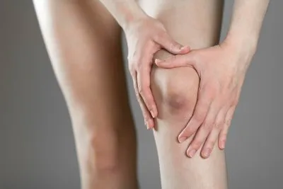 膝が打撲してしまった女性
