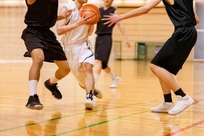 スポーツで衝突してしまう男性