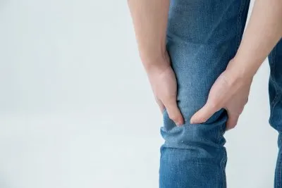 過労で肉離れになった男性
