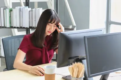 頭痛で悩む女性