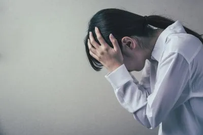 片頭痛で悩む女性
