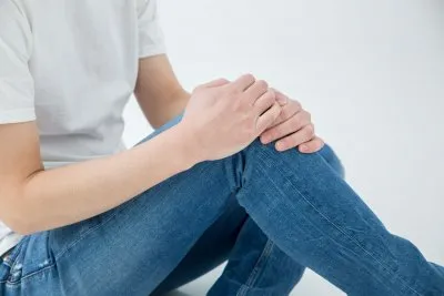 ひざの痛みに悩む女性