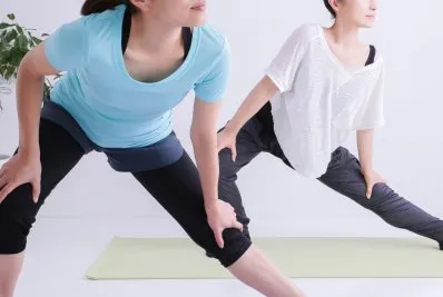 日常的に膝を動かしている女性