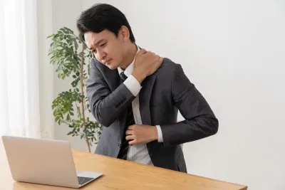 肩こりに悩む男性