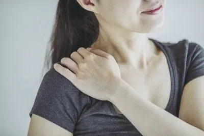 肩を温める女性
